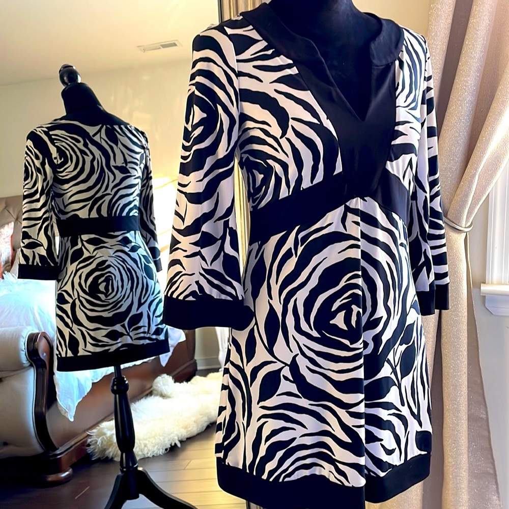 Adorable black and white top/dress/beach cover.. style it as you want!